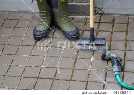 Cleaning the veranda 44586244