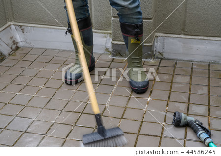 Cleaning the veranda 44586245