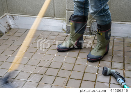 Cleaning the veranda 44586246