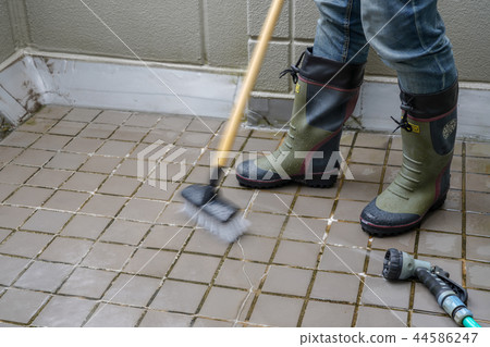 Cleaning the veranda 44586247