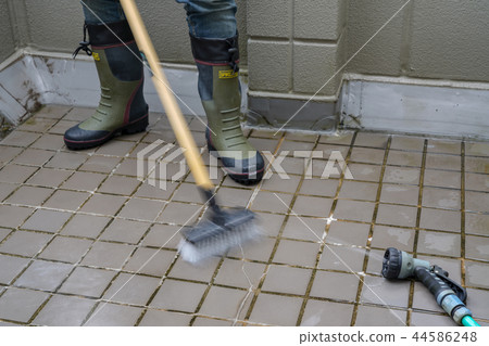 Cleaning the veranda 44586248