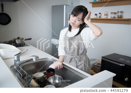 Housewife washing up stress headache Housewife washing up stress headache 44591279
