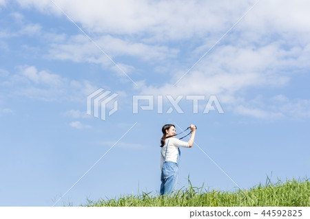 A woman to take with a camera 44592825