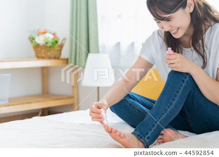 Women who do nail care 44592854