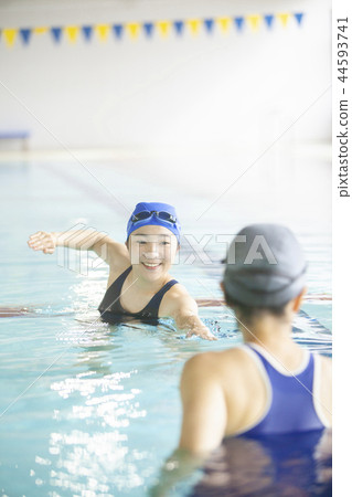 Swimming class woman Swimming class woman 44593741