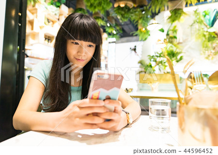 一流的女性高級掌聲。為女主管使用的智能型智能手機。 44596452