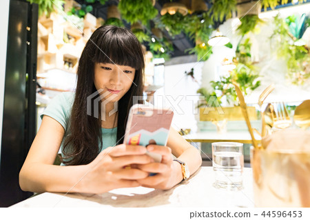 一流的女性高級掌聲。為女主管使用的智能型智能手機。 44596453