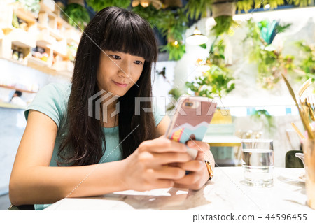 一流的女性高級掌聲。為女主管使用的智能型智能手機。 44596455