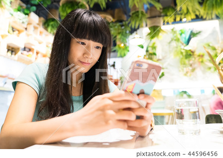 一流的女性高級掌聲。為女主管使用的智能型智能手機。 44596456