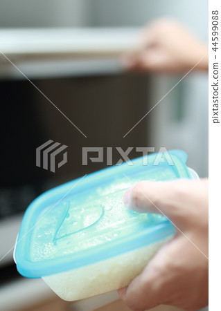 Decompression (warming cooked cooking meal faceless body parts copy space mom lord husband housework male) 44599088