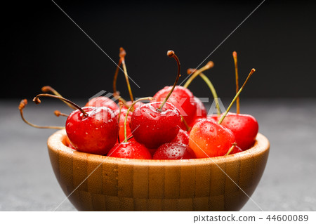Photo of sweet cherry in wooden cup 44600089