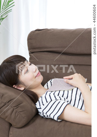 一個年輕的女人睡覺 44600604