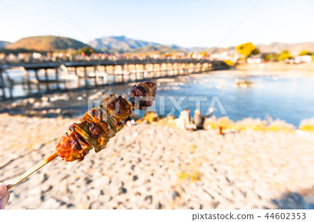 烤肉，烤雞肉串，河，藍天，京都，嵐山渡月橋，勝川 44602353