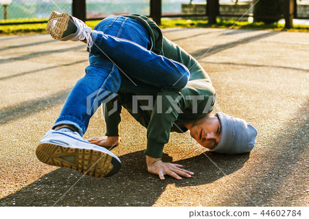 Dancer man in work on asphalt 44602784