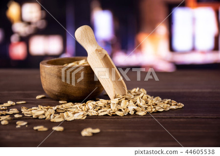 Flat raw rolled oats with restaurant 44605538
