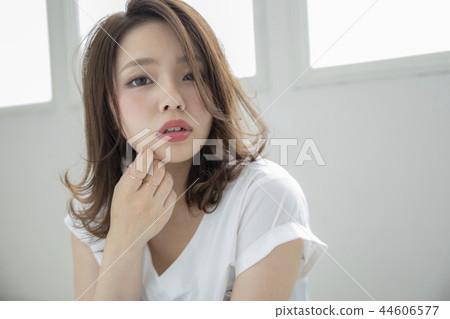 Straight outside Hane Bob style woman 44606577