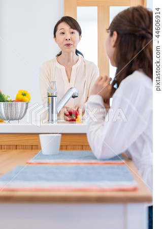 Parents and children talking in the kitchen 44606914