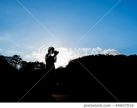Photographer shooting the sunset Photographer shooting the sunset 44607016