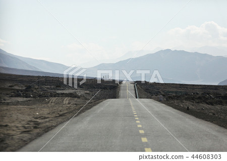 mountain road in tibet 44608303