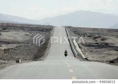 mountain road in tibet 44608613