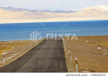 mountain road in tibet 44608630