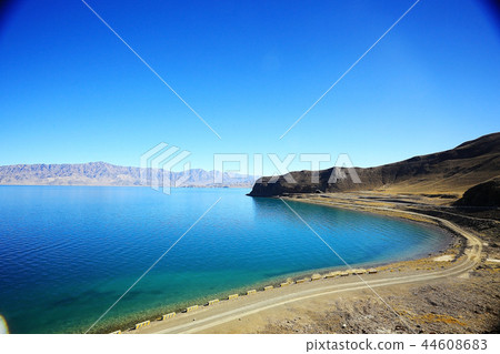 mountain road in tibet 44608683