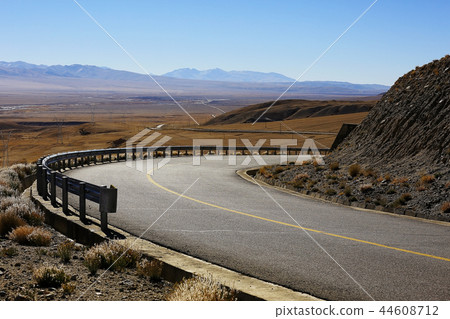 mountain road in tibet 44608712