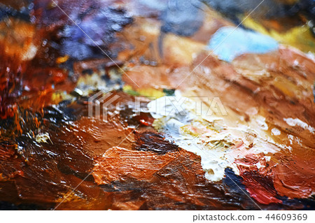 The artist paints a portrait of oil 44609369