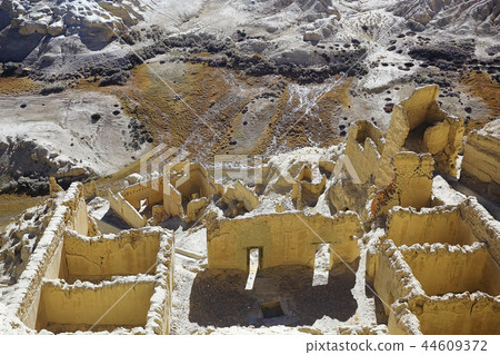 ruins of an ancient city in Tibet 44609372