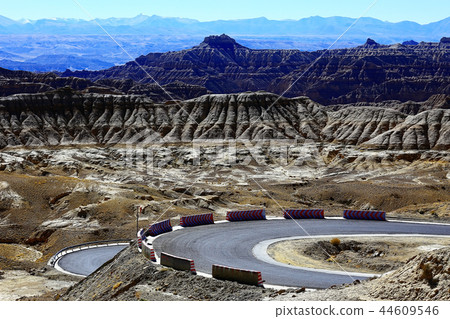 mountain road in tibet 44609546
