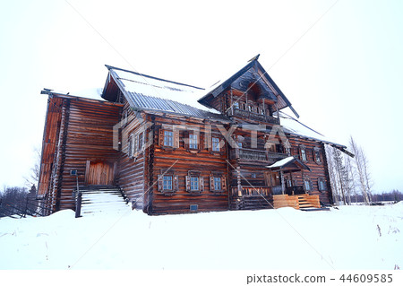 wooden houses in the Russian countryside / wooden architecture, Russian provincial landscape, winter view village in Russia 44609585