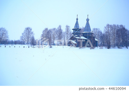 wooden houses in the Russian countryside / wooden architecture, Russian provincial landscape, winter view village in Russia 44610094