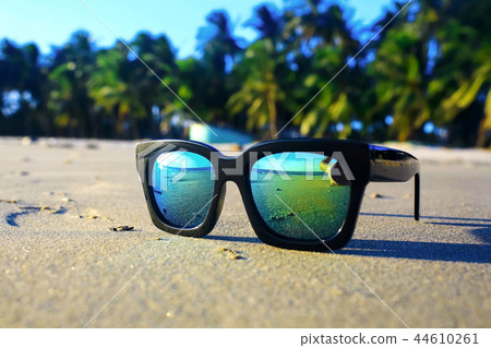 Points lying on the beach Points lying on the beach 44610261