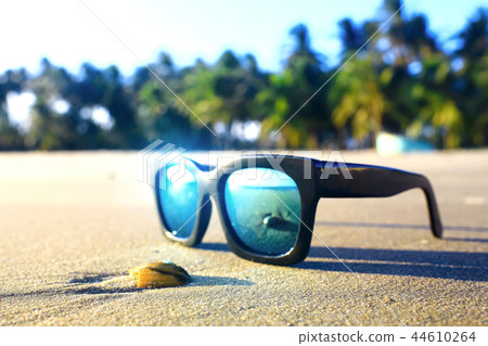 Points lying on the beach Points lying on the beach 44610264