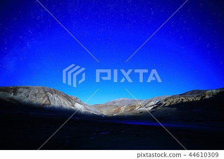 mountains in tibet china landscape 44610309