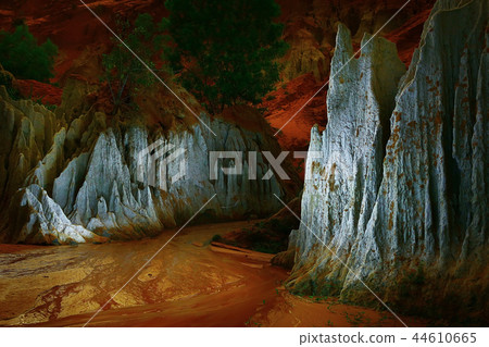 Road through the mountains 44610665