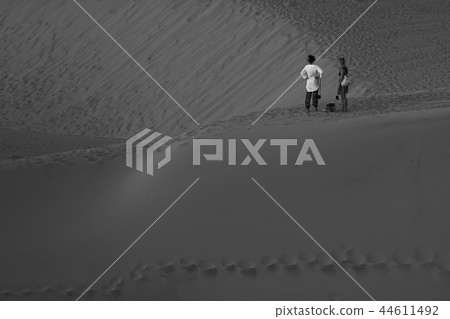 A people walking in the desert 44611492