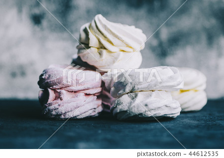 Zephyr On table 44612535