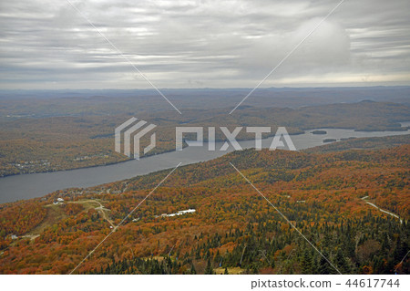View from the Laurentian plateau / Gondola top View from the Laurentian plateau / Gondola top 44617744