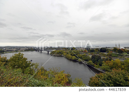 連接渥太華/安大略省和魁北克的橋樑 連接渥太華/安大略省和魁北克的橋樑 44617839