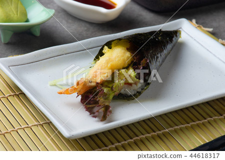 temaki roll with tempura prawns temaki roll with tempura prawns 44618317
