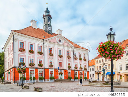TARTU, ESTONIA. Tartu Town Hall. Main square of ci TARTU, ESTONIA. Tartu Town Hall. Main square of ci 44620335