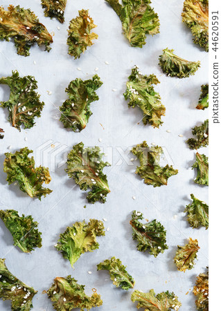 Kale chips with white sesame 44620591