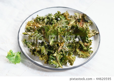 Kale chips with white sesame 44620595