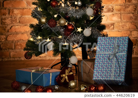 聖誕樹和禮物 聖誕樹和禮物 44620619