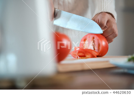 男人在廚房裡做飯 44620630