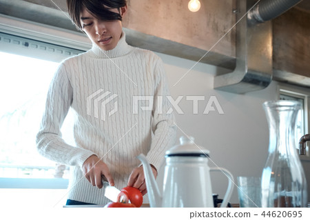 男人在廚房裡做飯 44620695
