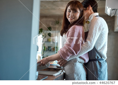 男人和女人在廚房裡做飯 44620767