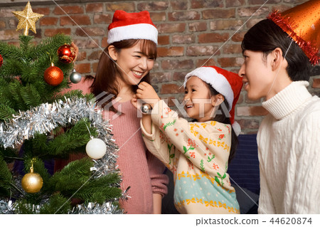 Families enjoying Christmas 44620874