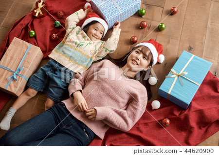 Families enjoying Christmas 44620900